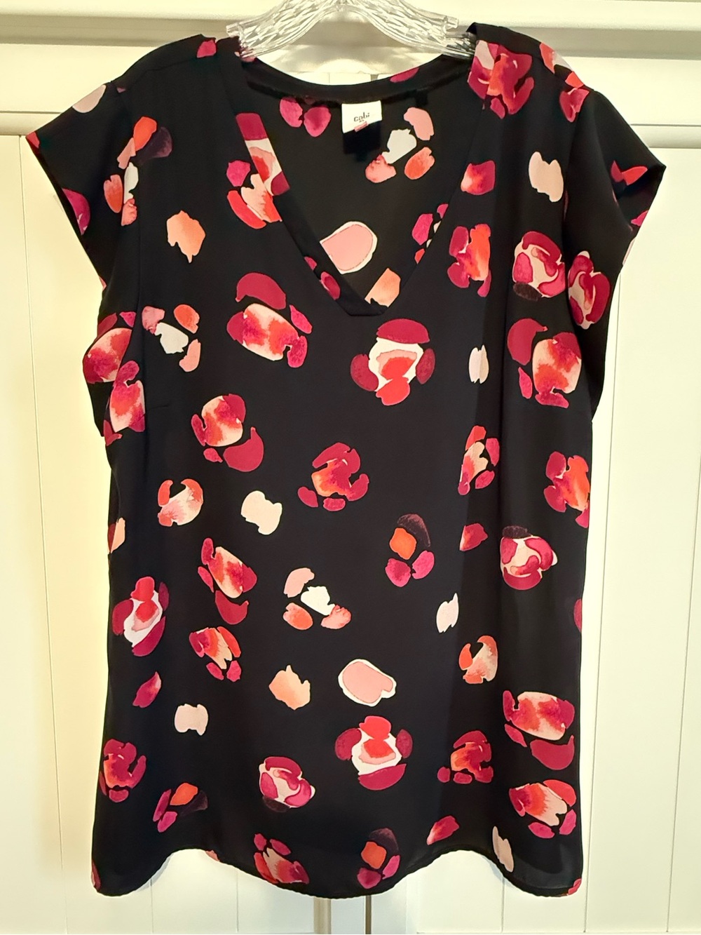 CAbi Petal Blouse (5523) V-Neck Cap Sleeve Blouse with Pink and Red Floral EUC